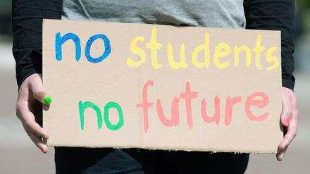 Studierende protestieren gegen die aus ihrer Sicht unzureichende Unterstützung in der Coronakrise.