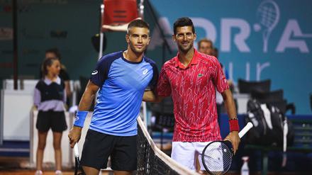 Arm in Arm: Bei der "Adria-Tour" wurde sich nicht an Hygieneregeln gehalten, vorgeführt hier von Novak Djokovic und Borna Coric (links).