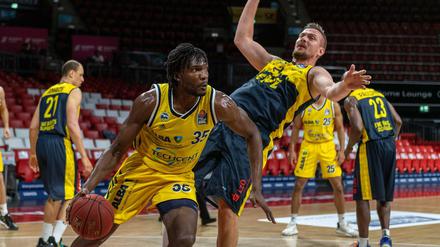 Auf dem Weg: Landry Nnoko (vorne) dürfte sich wohl bald von Alba Berlin verabschieden.