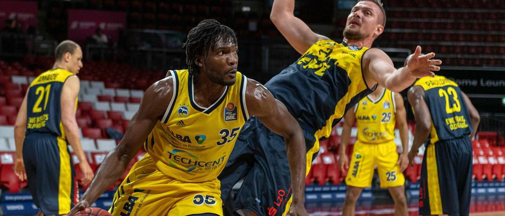 Auf dem Weg: Landry Nnoko (vorne) dürfte sich wohl bald von Alba Berlin verabschieden.