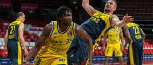 Auf dem Weg: Landry Nnoko (vorne) dürfte sich wohl bald von Alba Berlin verabschieden.