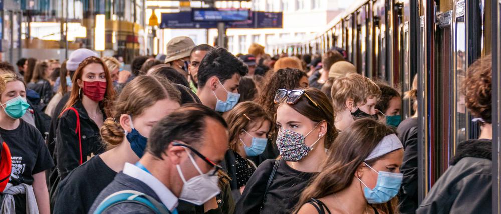 Bis zu 500 Euro können Verstöße gegen die Maskenpflicht kosten.