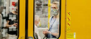 Eine Frau mit Mundschutz in einer Berliner U-Bahn. 