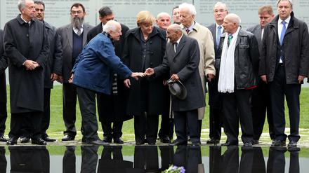 Einweihung des Mahnmals 2012. Sein Schöpfer Dani Karavan (links neben der Kanzlerin) begrüßt einen NS-Überlebenden.
