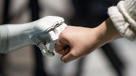 Dieser Gruß ist auch in Coronazeiten erlaubt. Speeddating von Robotern und Menschen bei einer KI-Tagung im vergangenen November. Auf diesem Gebiet hat Europa bei entsprechenden Investitionen vielleicht noch eine Chance.