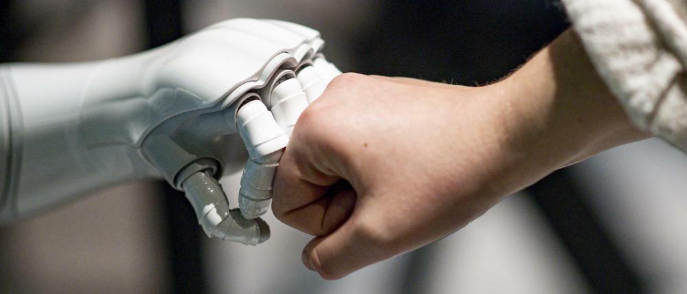 Dieser Gruß ist auch in Coronazeiten erlaubt. Speeddating von Robotern und Menschen bei einer KI-Tagung im vergangenen November. Auf diesem Gebiet hat Europa bei entsprechenden Investitionen vielleicht noch eine Chance.