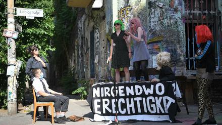 Bewohner führen ein Theaterstück vor dem Haus in der Liebigstraße 34 auf, um ihre Perspektive auf die Räumungsklage darzustellen.