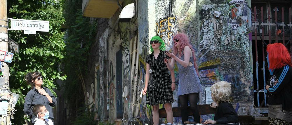 Bewohner führen ein Theaterstück vor dem Haus in der Liebigstraße 34 auf, um ihre Perspektive auf die Räumungsklage darzustellen.