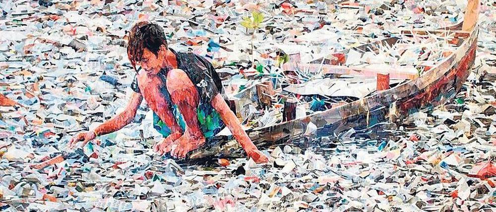 Der Flaschenfischer. Der in Berlin lebende Projektkünstler Dodi Reifenberg prangert in großformatigen Collagen den Wahnsinn der Plastikproduktion an.