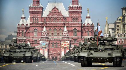 Panzer, Luftabwehrsysteme und atomar bestückbare Interkontinentalraketen rollten an den Kremlmauern vorbei.