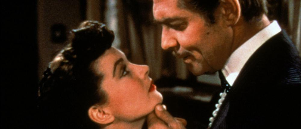 Sklaverei war in vielen Gesellschaften lange üblich und hat sie unterschiedlich geprägt. Das Südstaatenepos "Vom Winde verweht" von 1953 wurde vom Streamingdienst HBO wegen Schönfärberei von Sklaverei und dem klischeebeladener Bilder von Schwarzen zeitweise aus dem Programm gestrichen .