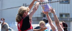 Lockdown in Gütersloh: Eine Helferin händigt einer Frau in Quarantäne Windeln aus.