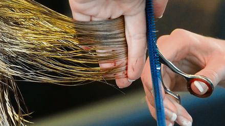 Friseure gehören zu der Beschäftigtengruppen, die vor allem in Ostdeutschland am stärksten vom Mindestlohn profitieren. 