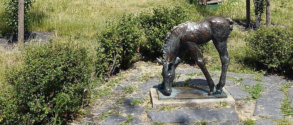 Altbau. Eine Skulptur der Bildhauerin Renée Sintenis in Friedenau.