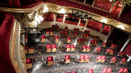 Wegen der Kontakteinschränkungen werden einzelne Sitze im Berliner Ensemble ausgebaut.
