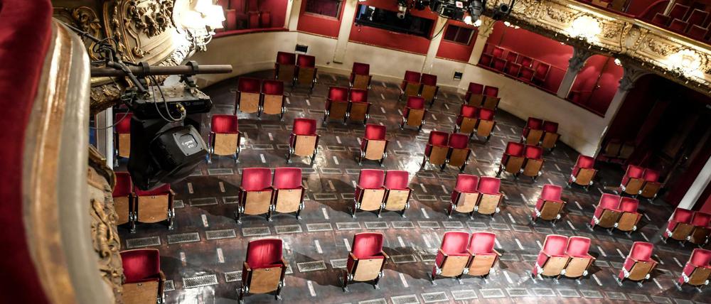 Wegen der Kontakteinschränkungen werden einzelne Sitze im Berliner Ensemble ausgebaut.