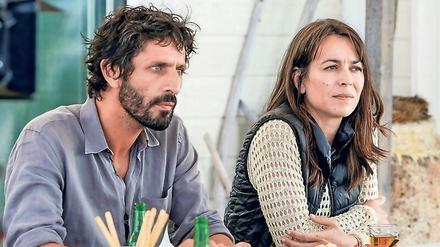 Lena Lebon (Marie Dompnier) und Ben Lebon (David Kammenos) nähern sich nach ihrer Beziehungspause wieder an.