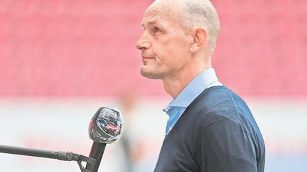 Näher ran. Augsburg-Trainer Heiko Herrlich sieht den Fragesteller kaum. 