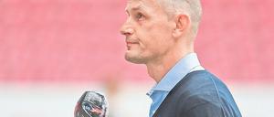 Näher ran. Augsburg-Trainer Heiko Herrlich sieht den Fragesteller kaum. 