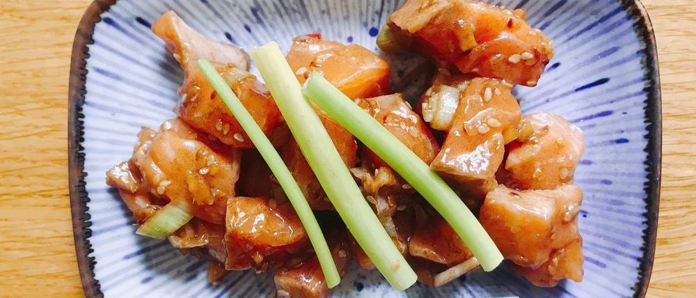 Der hawaiianische Klassiker: Poke mit Lachs
