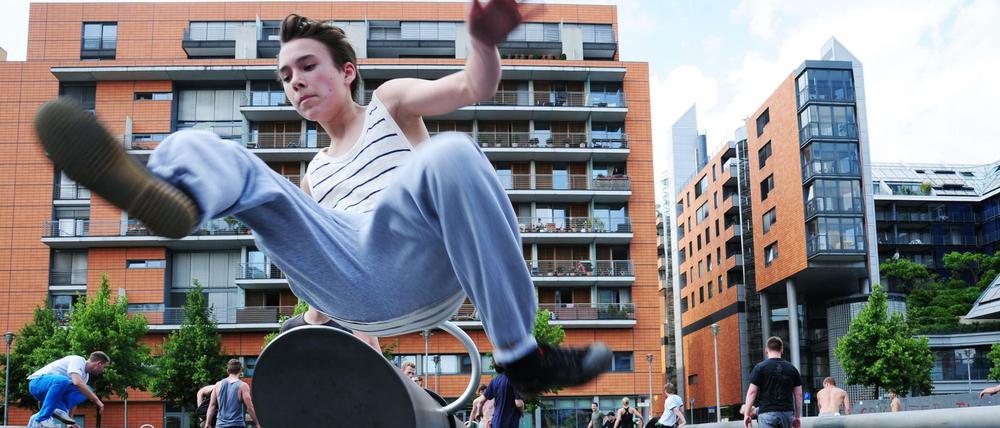 Bei Parkour-Trainings können Jugendliche ihre körperlichen Fähigkeiten testen.
