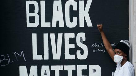  Eine Frau am Juneteenth (der 19. Juni), der als Erinnerungstag an die Befreiung der afroamerikanischen Bevölkerung der USA aus der Sklaverei gilt 