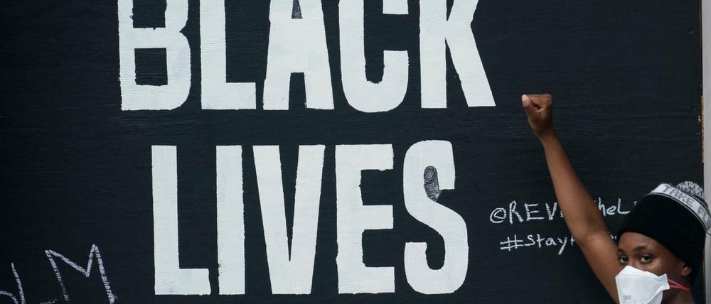 Eine Frau am Juneteenth (der 19. Juni), der als Erinnerungstag an die Befreiung der afroamerikanischen Bevölkerung der USA aus der Sklaverei gilt