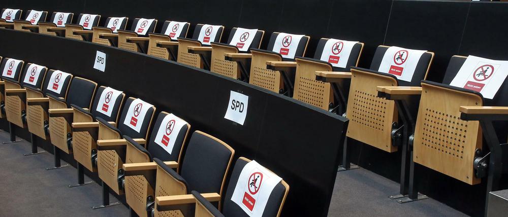 So wird im Saal des Abgeordnetenhauses derzeit die Einhaltung des Mindestabstands geregelt.