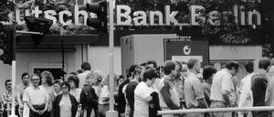 Schlange stehen fürs neue Geld. Stundenlang warteten DDR-Bürger, um die ersehnte D-Mark zu erhalten. 