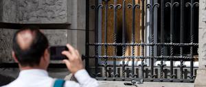 Am Berliner Reichstagsgebäude hat in der Nacht zu Montag eine Spanplatte gebrannt.