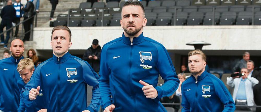 Auslaufmodelle? Petar Pekarik (l.) und Vedad Ibisevic (Mitte) bleiben vielleicht doch in Berlin. Für Alexander Esswein ist das Kapitel Hertha hingegen nach der Saison beendet. 