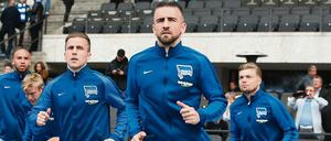 Auslaufmodelle? Petar Pekarik (l.) und Vedad Ibisevic (Mitte) bleiben vielleicht doch in Berlin. Für Alexander Esswein ist das Kapitel Hertha hingegen nach der Saison beendet. 