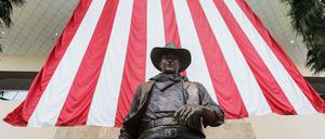 Umstrittener Namensgeber: Statue von John Wayne vor dem Flughafen in Orange County