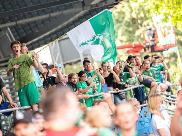 Grün-weiße Freude: Die Bremer Fans feierten nach dem Spiel gegen Köln vor dem Stadion.