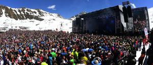 Tausende Zuschauer auf einem Open-Air-Konzert in Ischgl