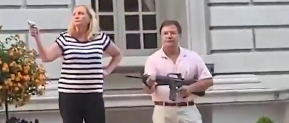Wie im Film - ein Anwaltspaar in St. Louis greift zu den Waffen.