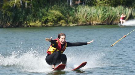 Tagesspiegel-Autorin Nantke Garrelts trainiert an der Seilbahnanlage für Wasserski und Wakeboard auf dem Ruhlesee.