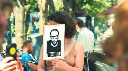 Protest. Theaterschaffende vor der russischen Botschaft Unter den Linden in Berlin.
