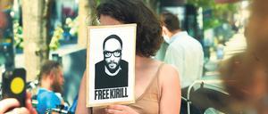 Protest. Theaterschaffende vor der russischen Botschaft Unter den Linden in Berlin.