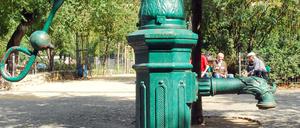 Der Klassiker: Eine Schwengelpumpe aus dem 19. Jahrhundert am Boxhagener Platz in Berlin-Friedrichshain.