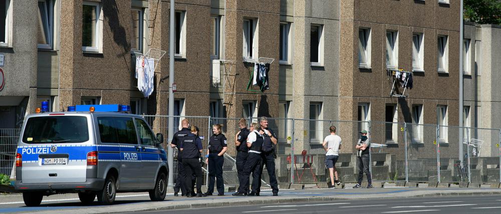 Die Polizei sichert die Quarantäne in einem Wohnkomplex in Göttingen.