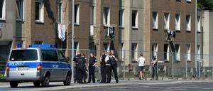 Die Polizei sichert die Quarantäne in einem Wohnkomplex in Göttingen.