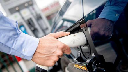 Bis Elektroautos massentauglich sind, wird es noch dauern. 