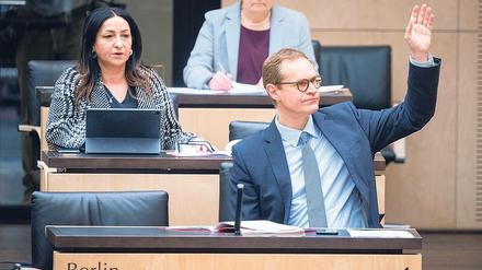 Der Regierende Bürgermeister Michael Müller überraschte am Montagabend in einem Fernsehinterview zu Corona-Tests - mit Gesundheitssenatorin Dilek Kalayci war das nicht abgesprochen.
