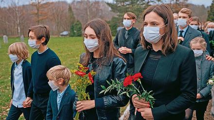 Viel Tod und Trauer nicht nur in „Sløborn“: Auf der Nordseeinsel bricht die Taubengrippe aus, die noch tödlicher ist als Corona (großes Bild). Der Plot zu der Serie, die im Juli in die ZDF-Mediathek kommt, wurde bereits vor zwei Jahren entwickelt. 