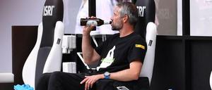 Schluck aus der Pulle. Trainer Marco Rose hat mit Gladbach viel erreicht.