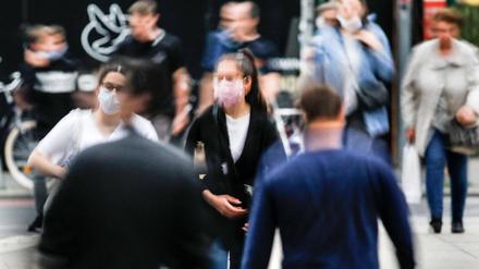 Menschen mit Maske in verzerrtem Bild.