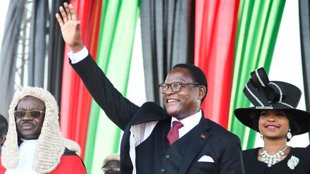 Neuer Präsident von Malawi: Lazarus Chakwera (M) 