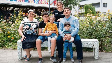 Hausgemeinschaft. Familie Stavarache mit dreien ihrer Kinder und einer Enkeltochter.