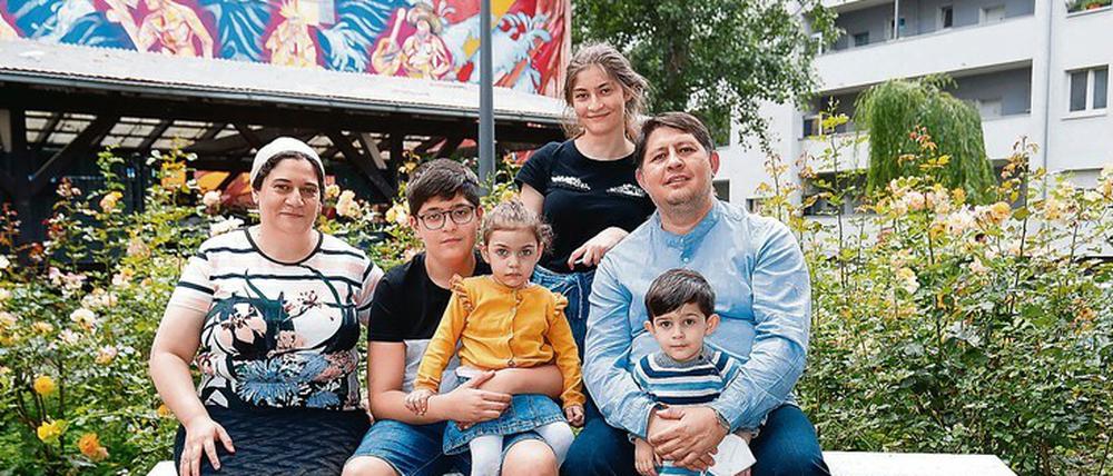Hausgemeinschaft. Familie Stavarache mit dreien ihrer Kinder und einer Enkeltochter.